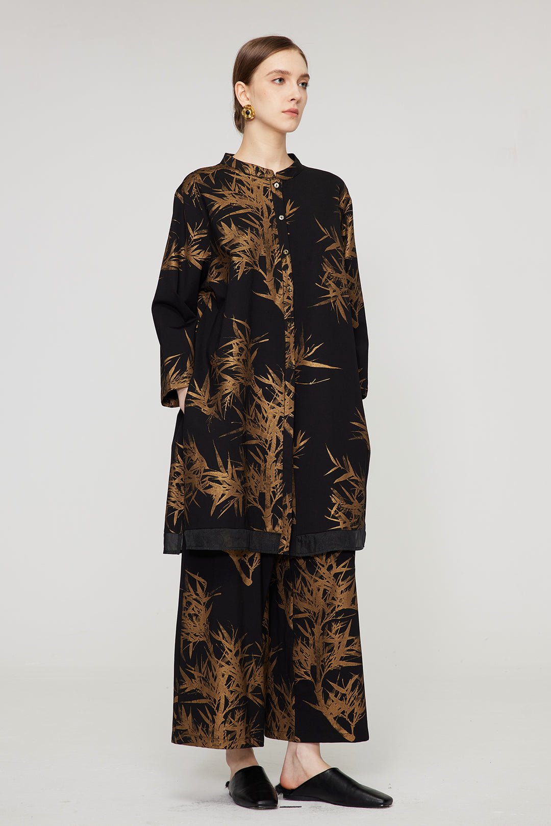 Conjunto de dos piernas anchas elegantes con estampado de hojas