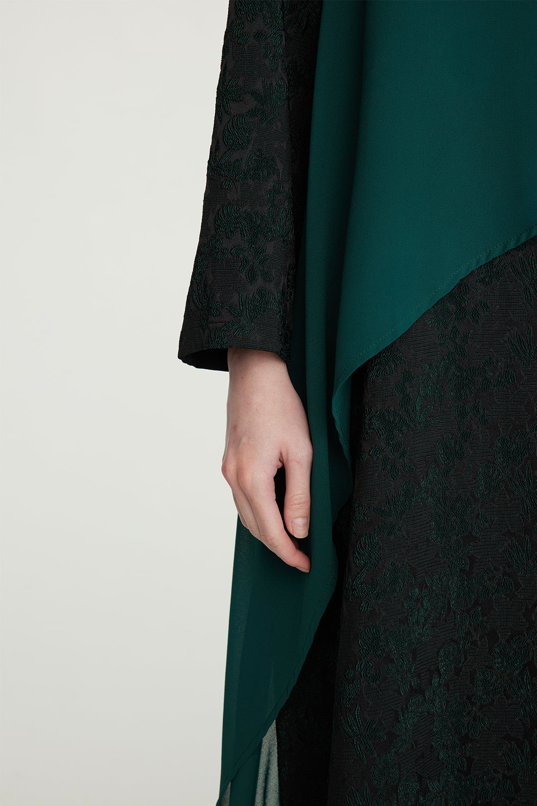 Vestido casual com emenda de malha de renda