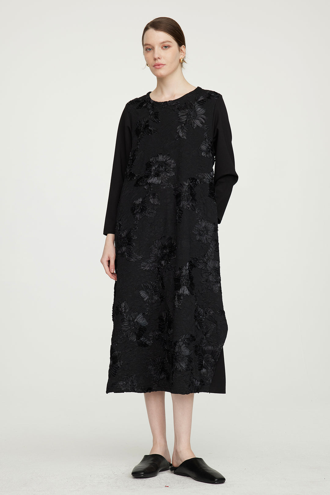 Elegantes Kleid mit Blumenstickerei