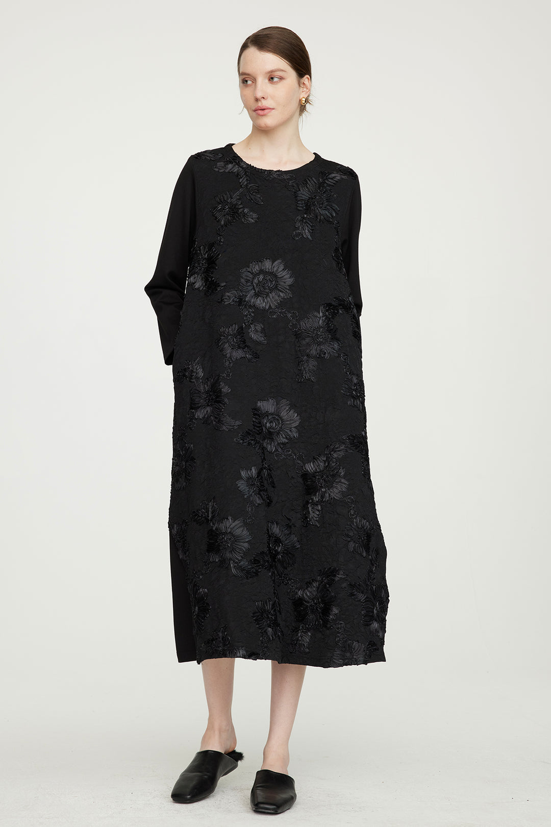 Elegantes Kleid mit Blumenstickerei