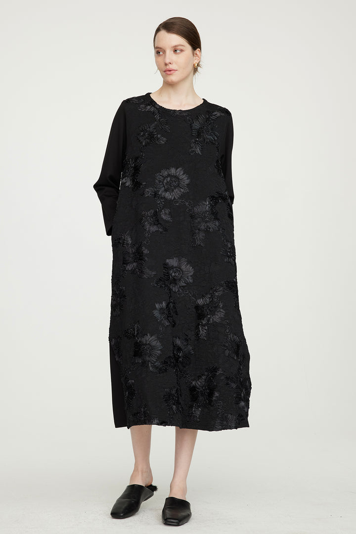 Elegantes Kleid mit Blumenstickerei