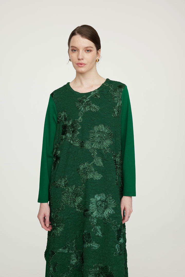 Elegantes Kleid mit Blumenstickerei