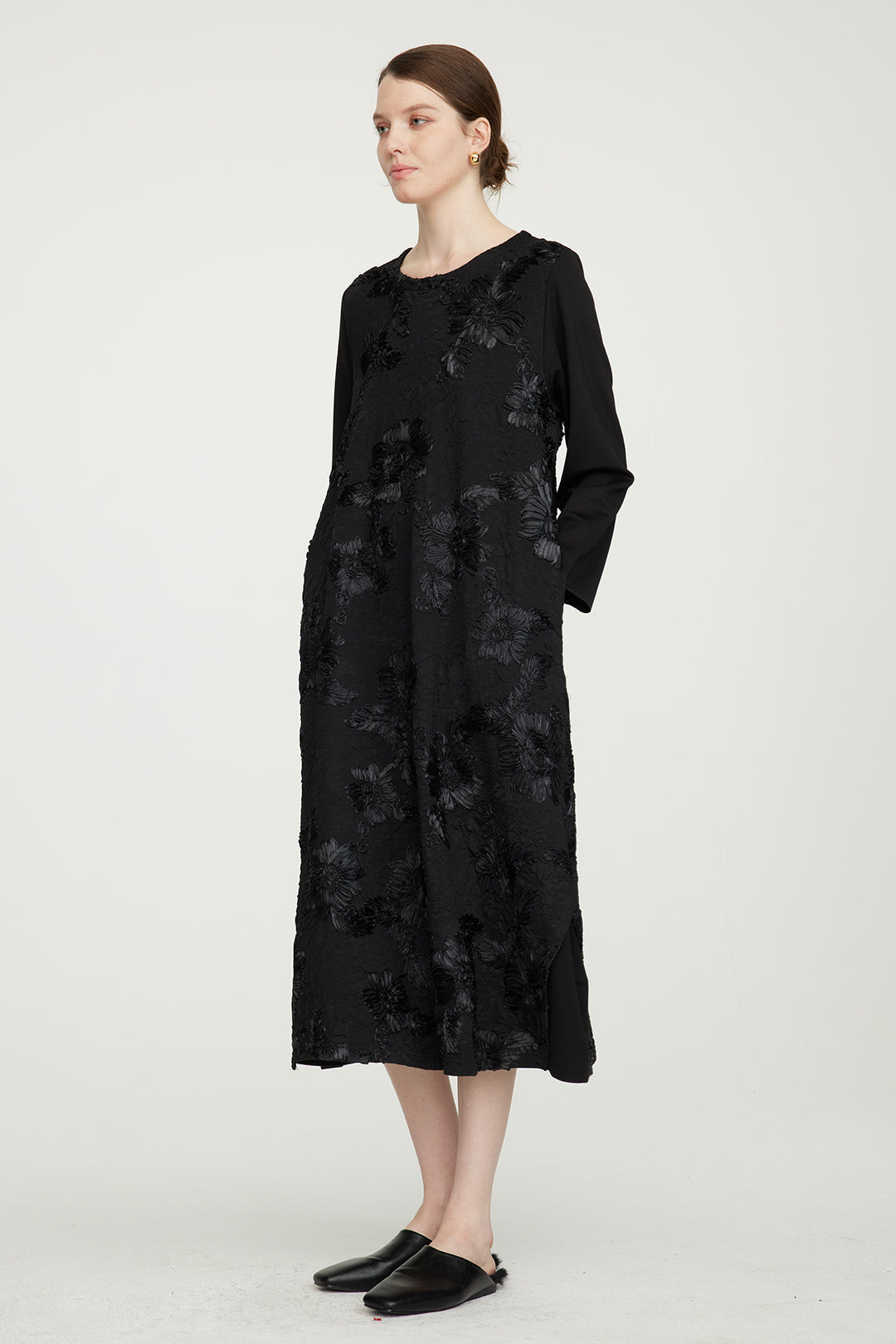 Elegantes Kleid mit Blumenstickerei