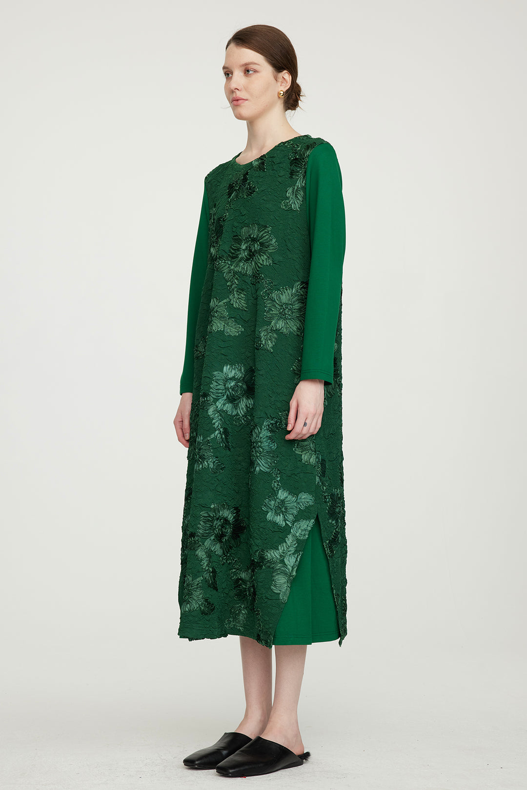 Elegantes Kleid mit Blumenstickerei