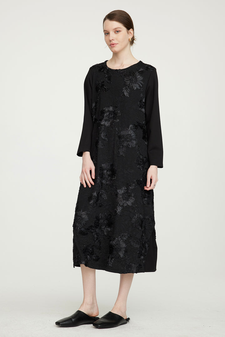 Elegantes Kleid mit Blumenstickerei