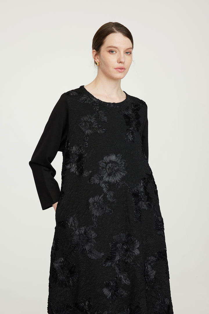 Elegantes Kleid mit Blumenstickerei