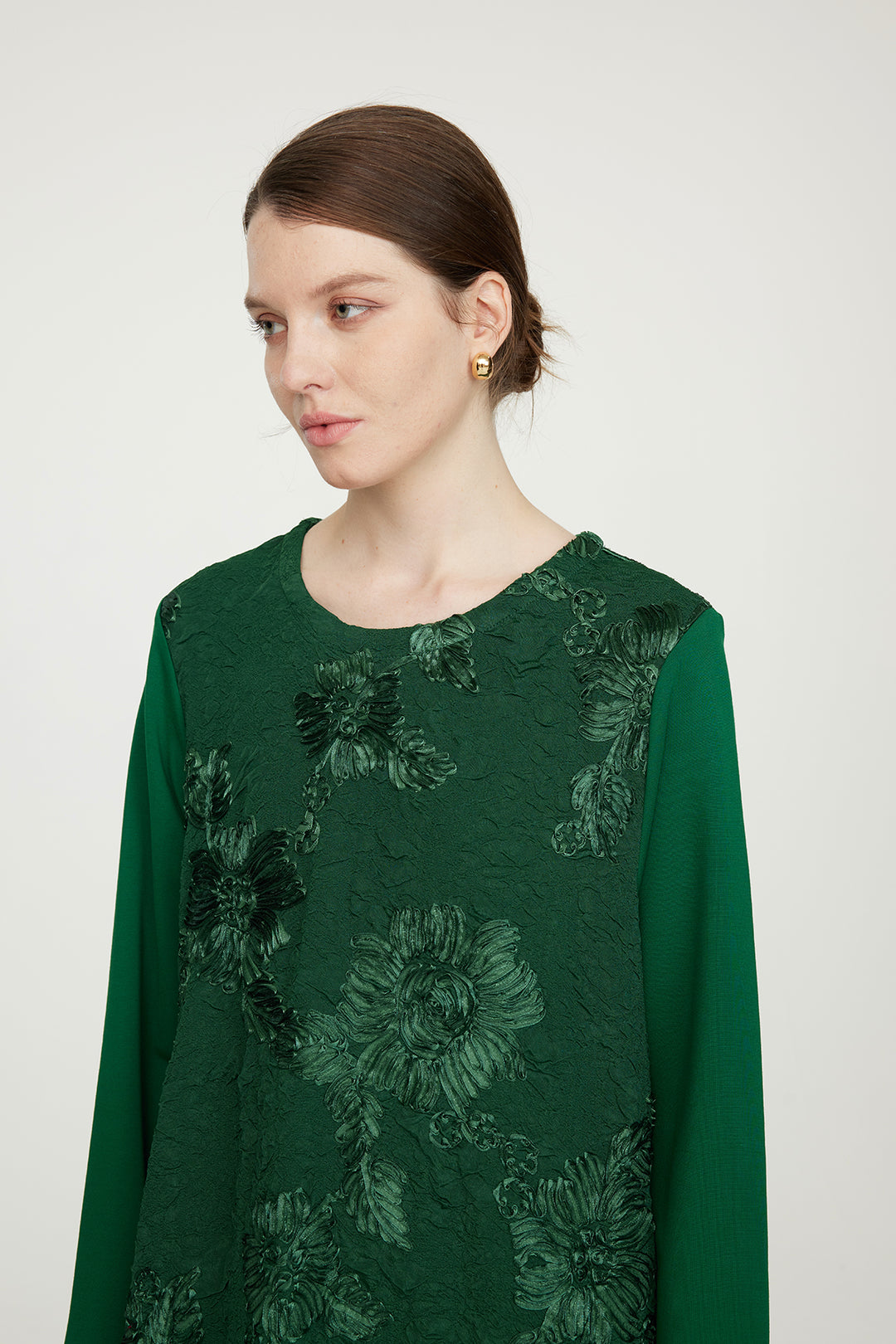 Elegantes Kleid mit Blumenstickerei