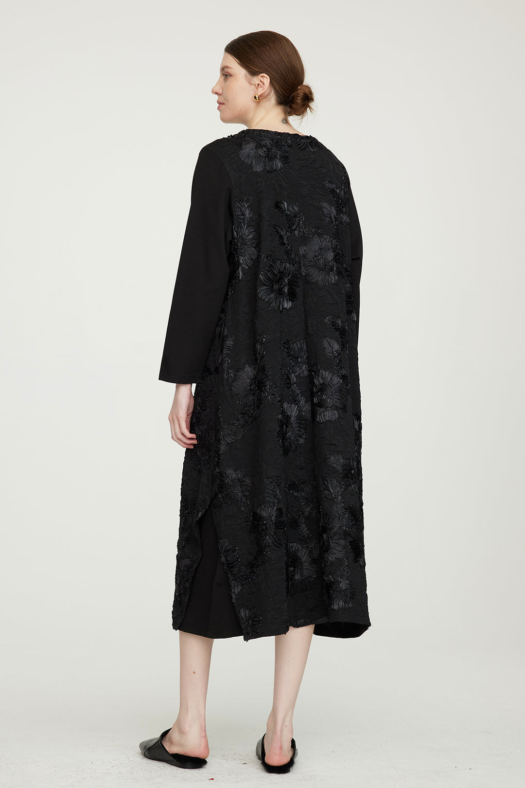 Elegantes Kleid mit Blumenstickerei