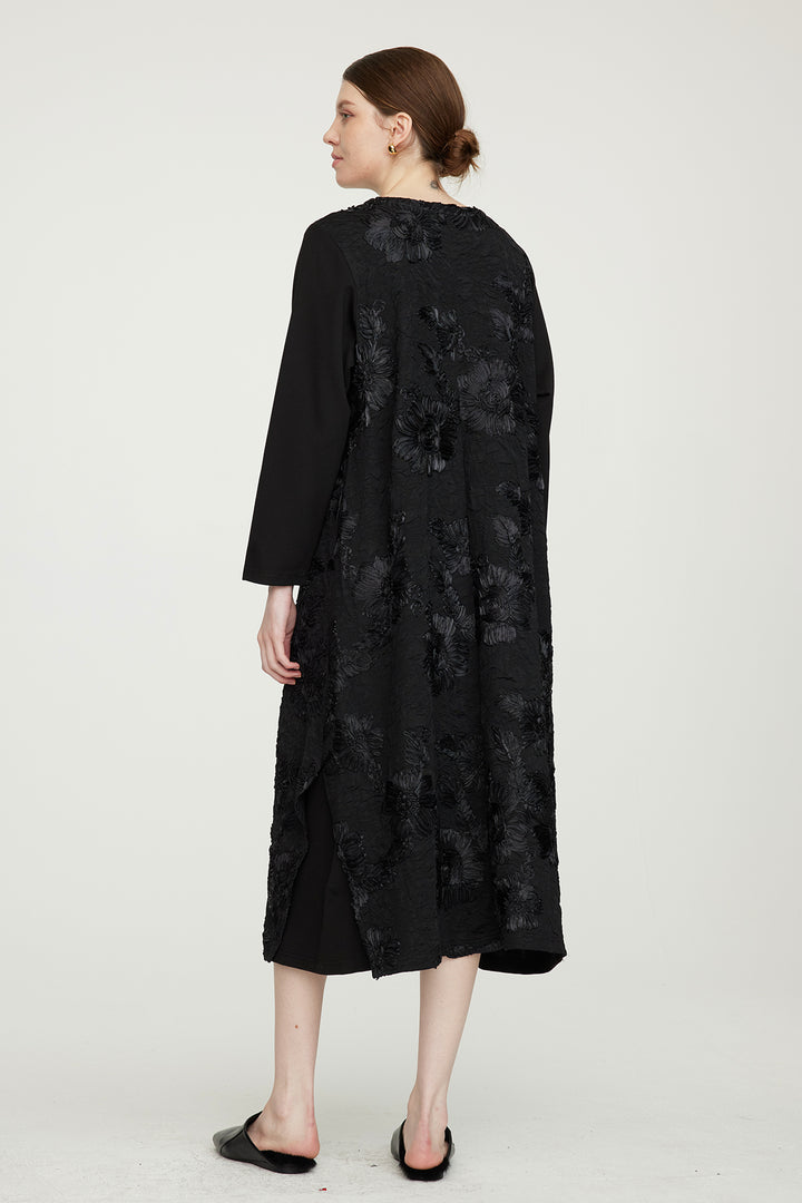 Elegantes Kleid mit Blumenstickerei