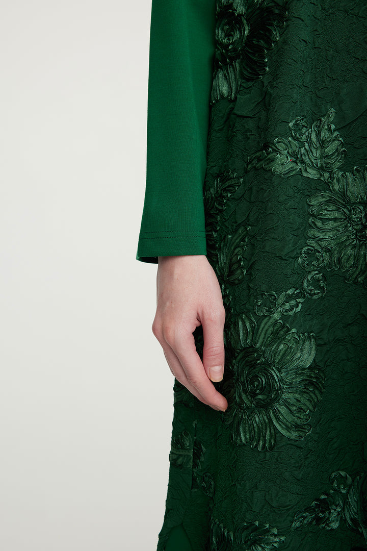 Elegantes Kleid mit Blumenstickerei