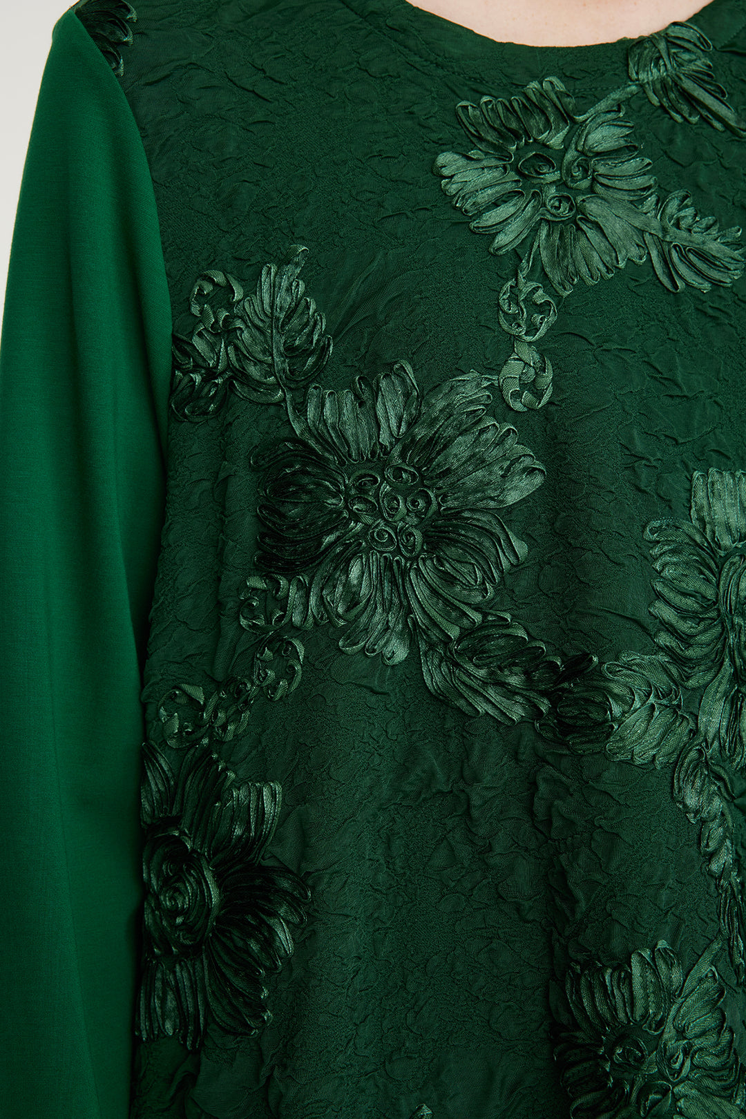 Elegantes Kleid mit Blumenstickerei