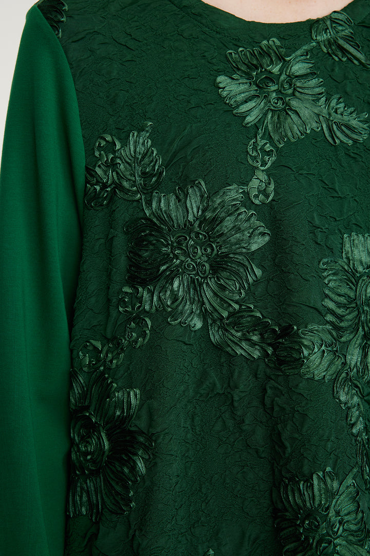 Elegantes Kleid mit Blumenstickerei