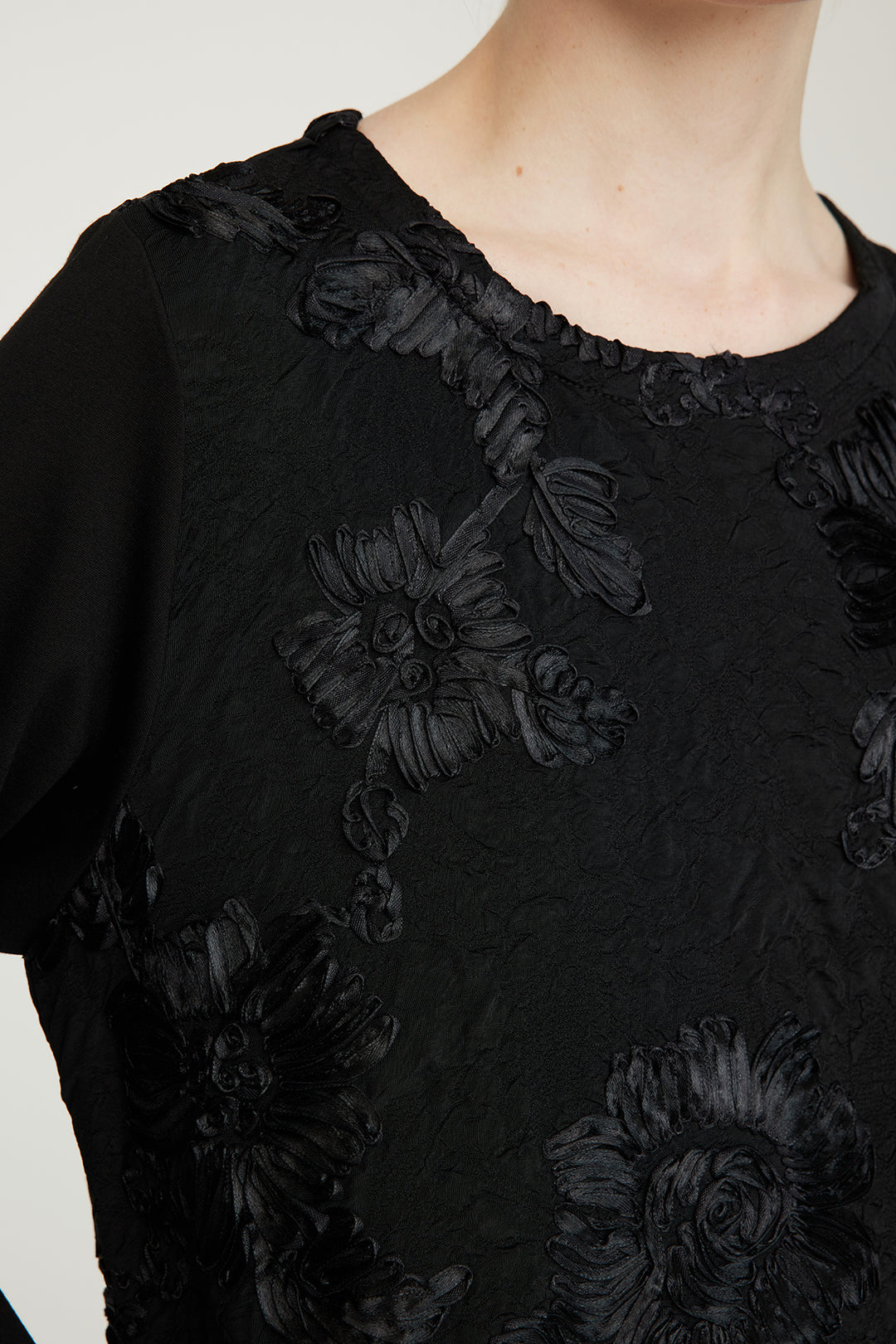 Elegantes Kleid mit Blumenstickerei