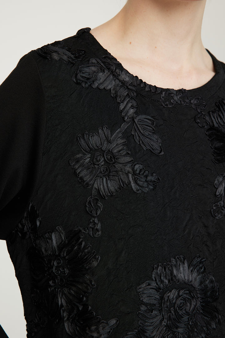 Elegantes Kleid mit Blumenstickerei