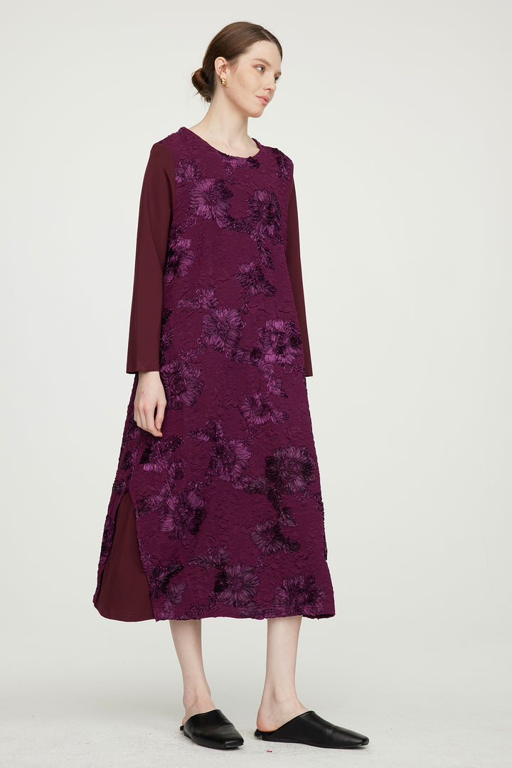 Elegantes Kleid mit Blumenstickerei