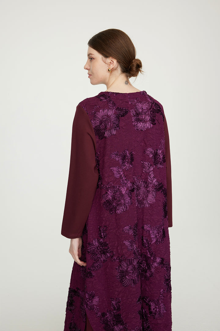 Elegantes Kleid mit Blumenstickerei