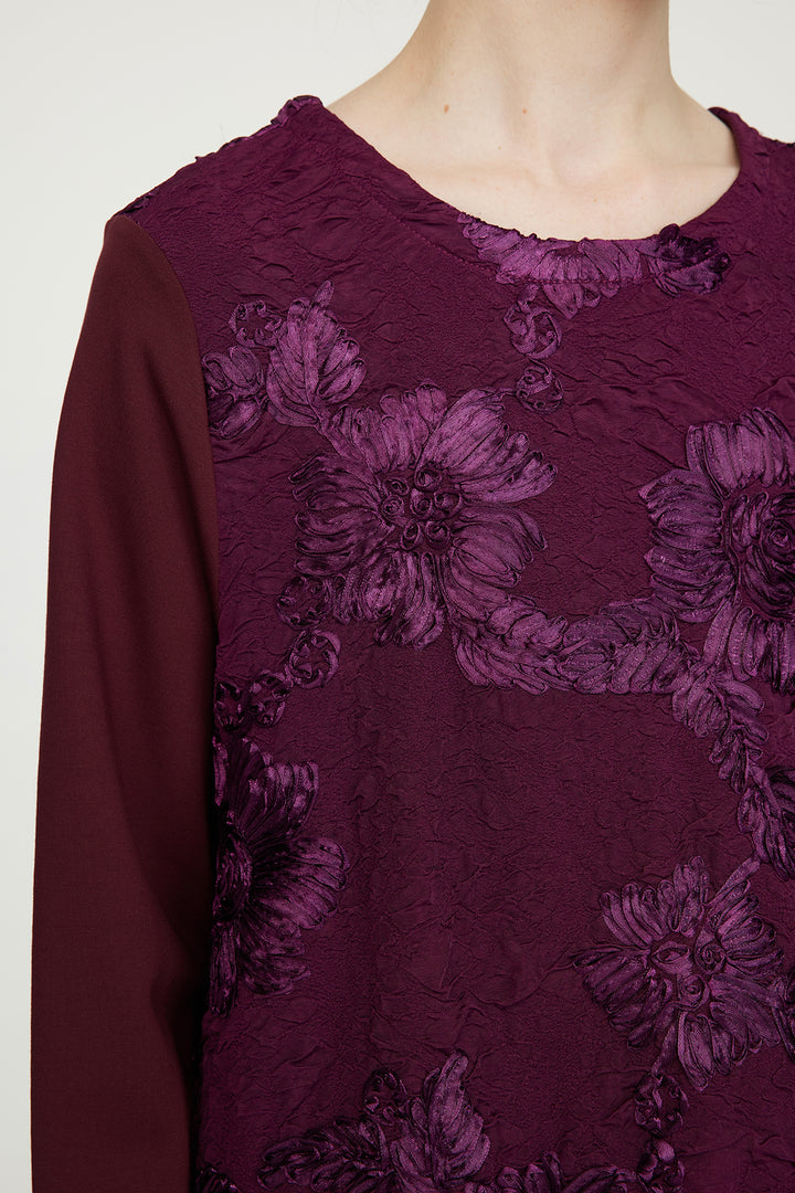 Elegantes Kleid mit Blumenstickerei