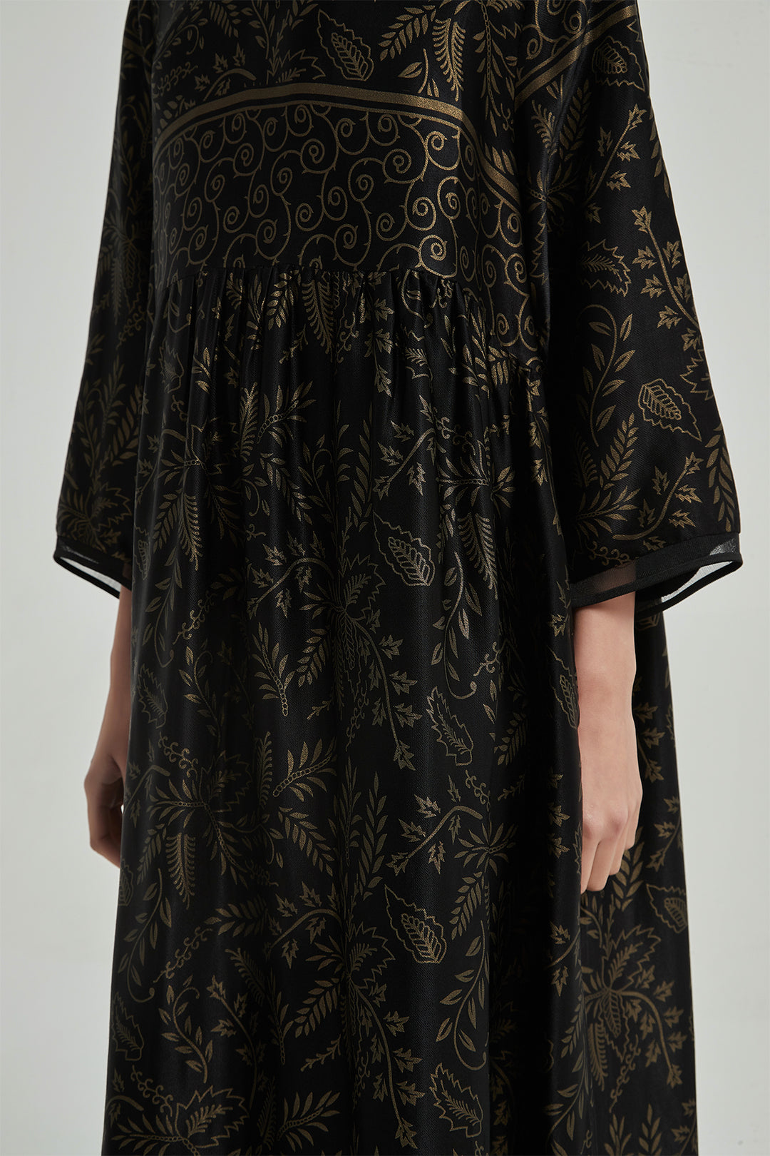 Vestido de seda elegante e aconchegante com decote em V e estampa retrô - PRETO