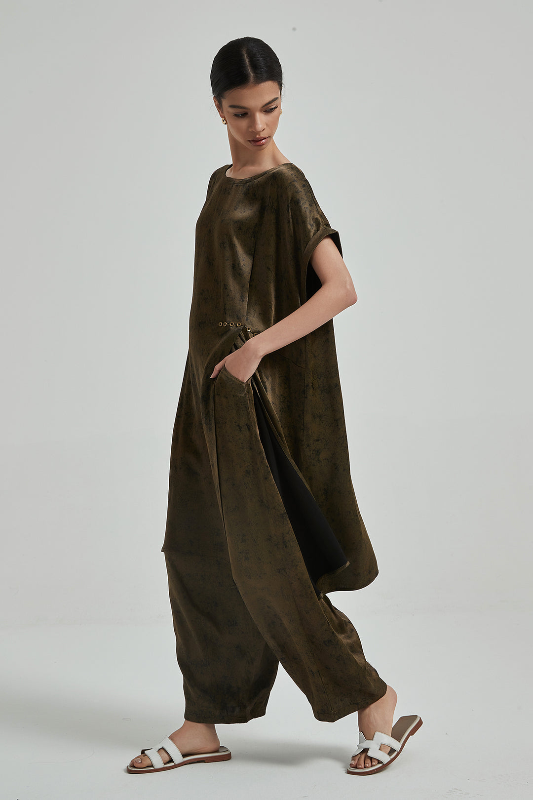 Conjunto de duas pernas largas de seda sólida de manga curta - marrom