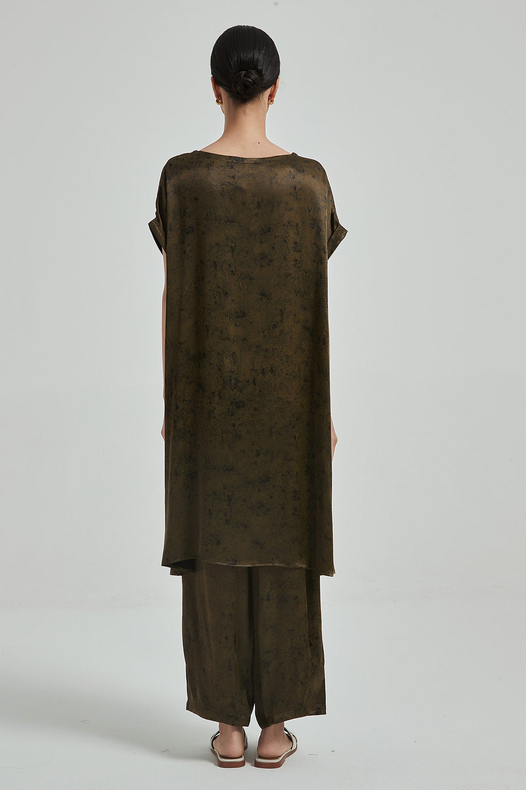 Conjunto de duas pernas largas de seda sólida de manga curta - marrom