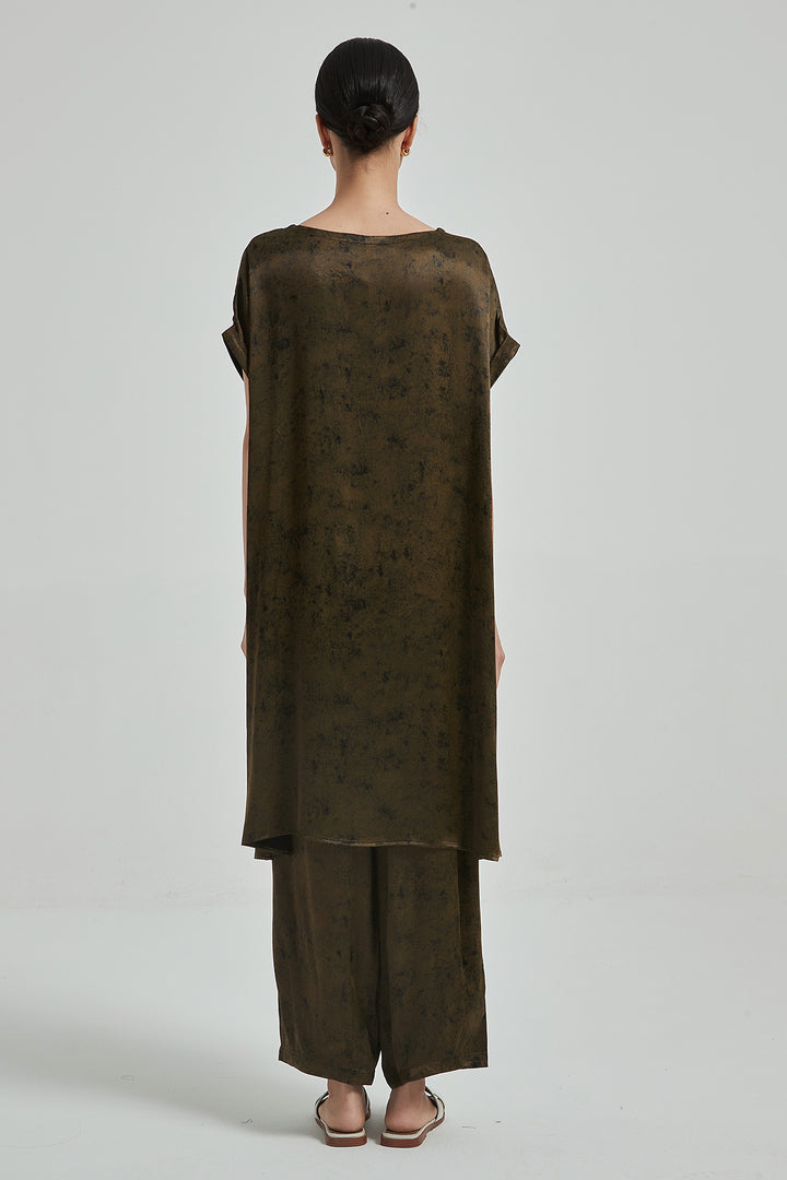 Conjunto de duas pernas largas de seda sólida de manga curta - marrom