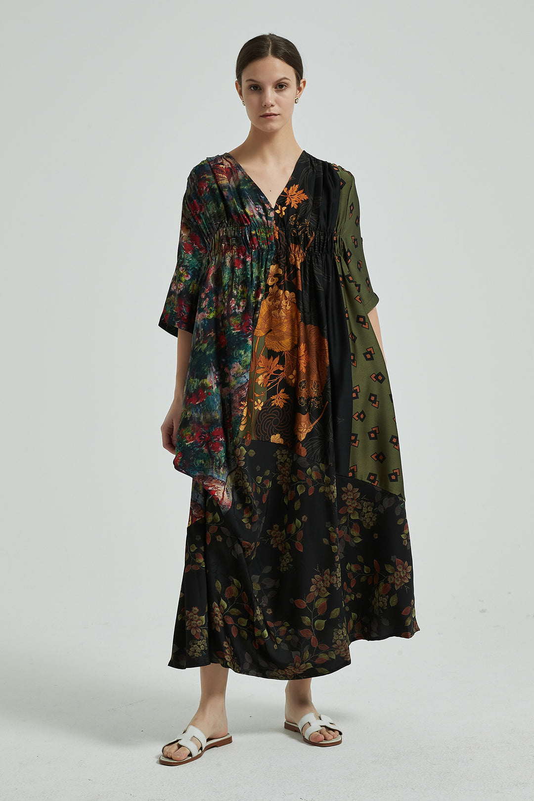 Vestido de seda aconchegante plissado irregular com decote em V