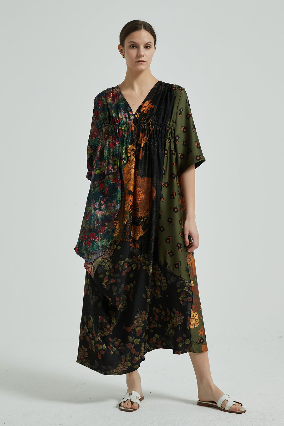 Vestido de seda aconchegante plissado irregular com decote em V