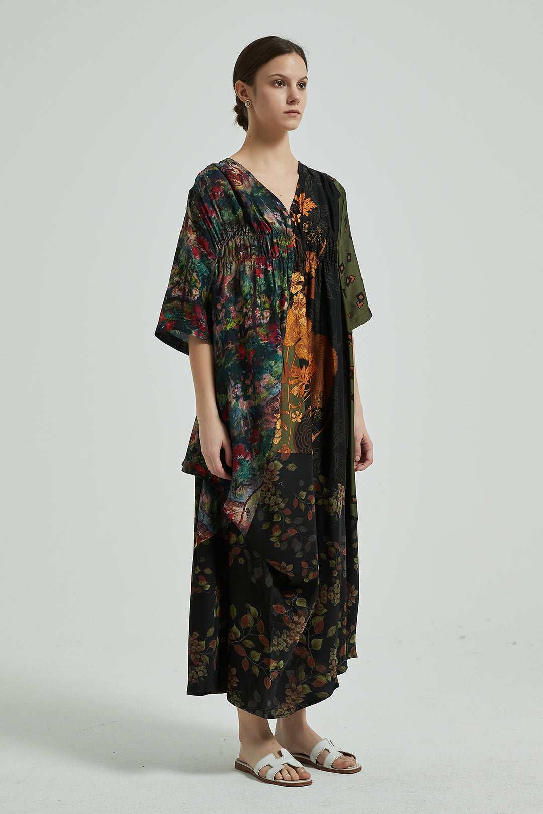 Vestido de seda aconchegante plissado irregular com decote em V