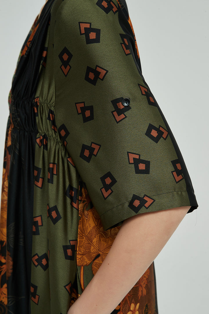 Vestido de seda aconchegante plissado irregular com decote em V