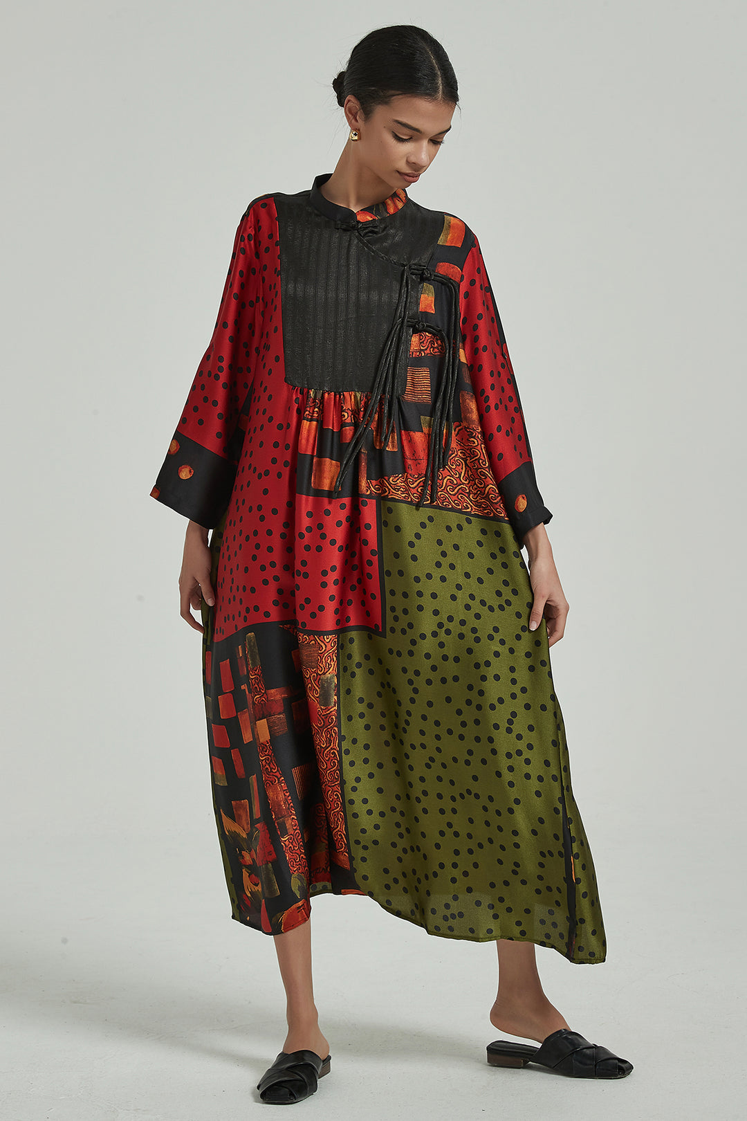 Robe longue en soie à manches longues et épissure de couleur