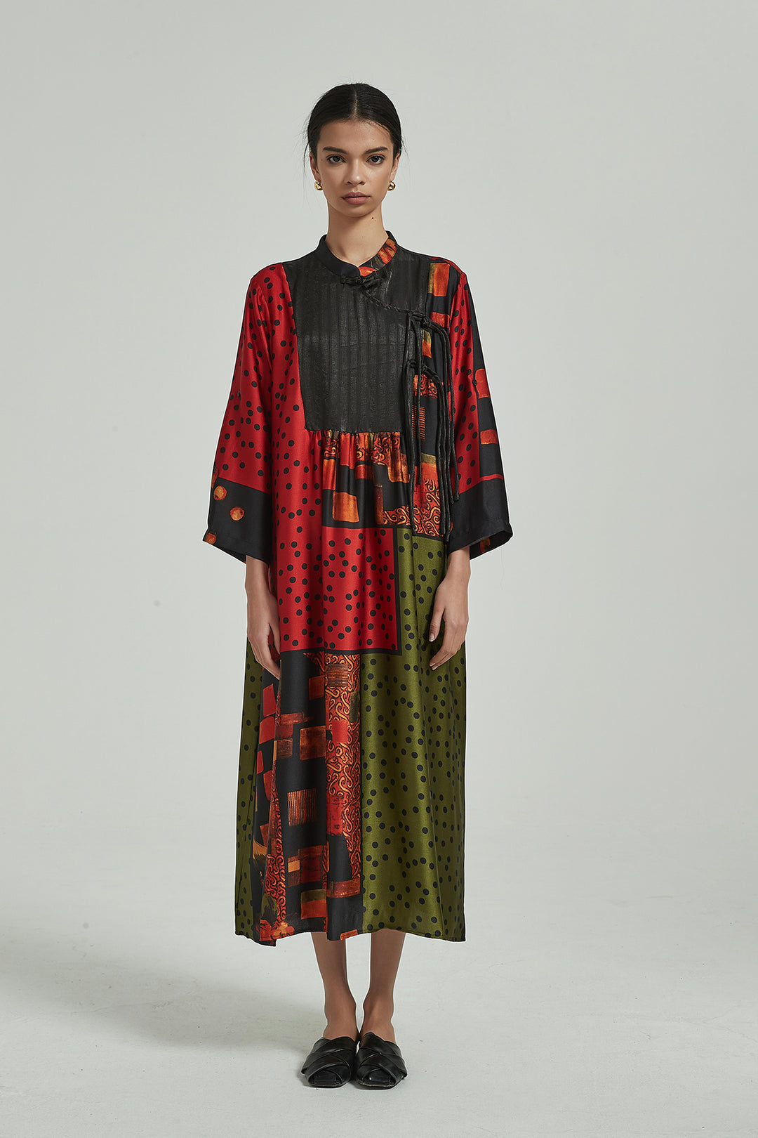 Robe longue en soie à manches longues et épissure de couleur