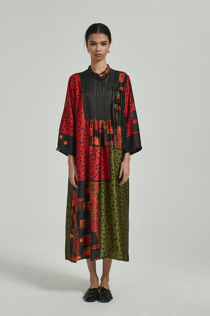 Robe longue en soie à manches longues et épissure de couleur