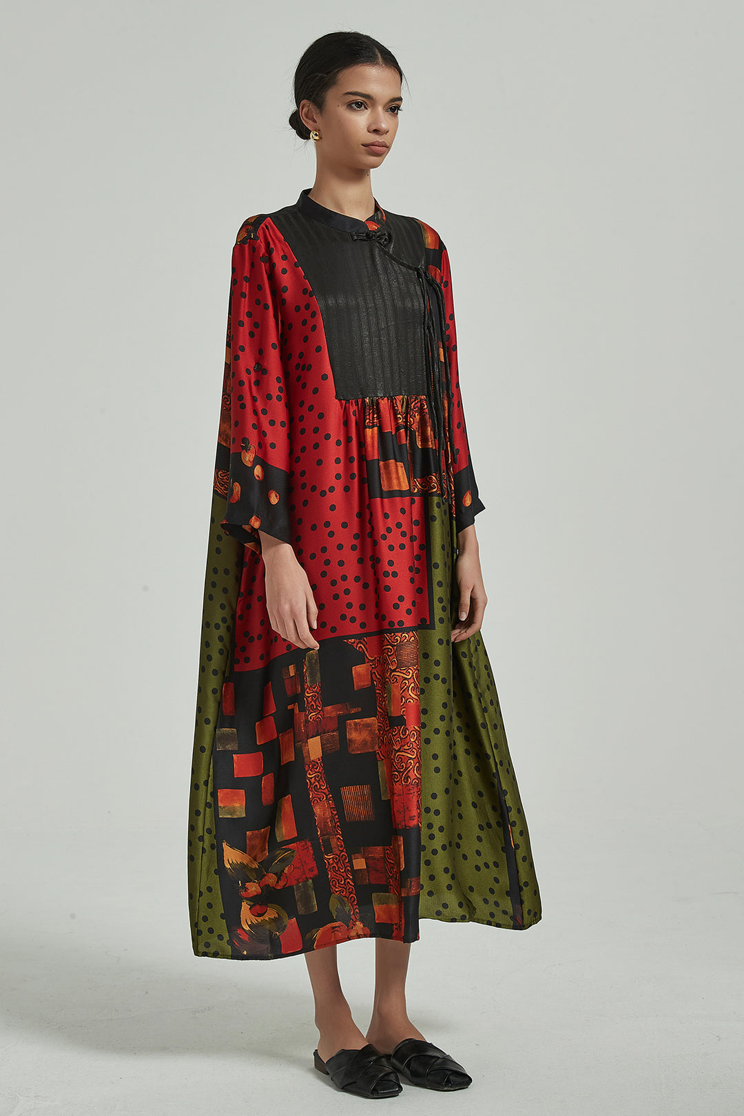 Robe longue en soie à manches longues et épissure de couleur