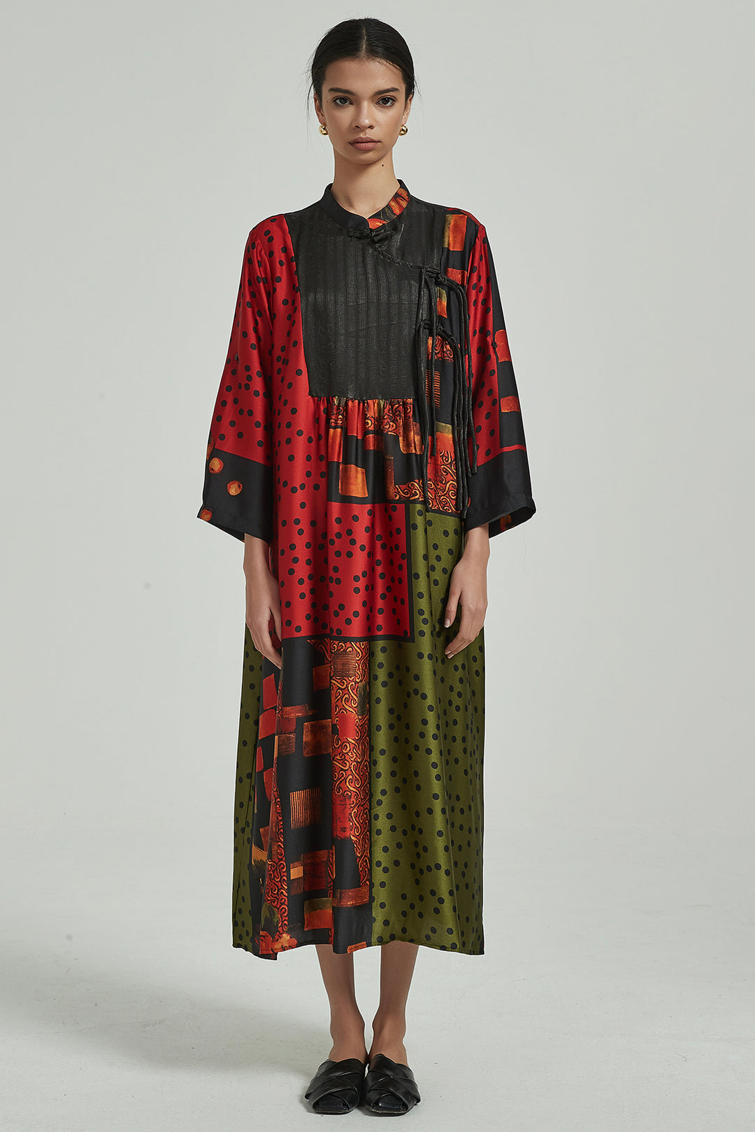 Robe longue en soie à manches longues et épissure de couleur