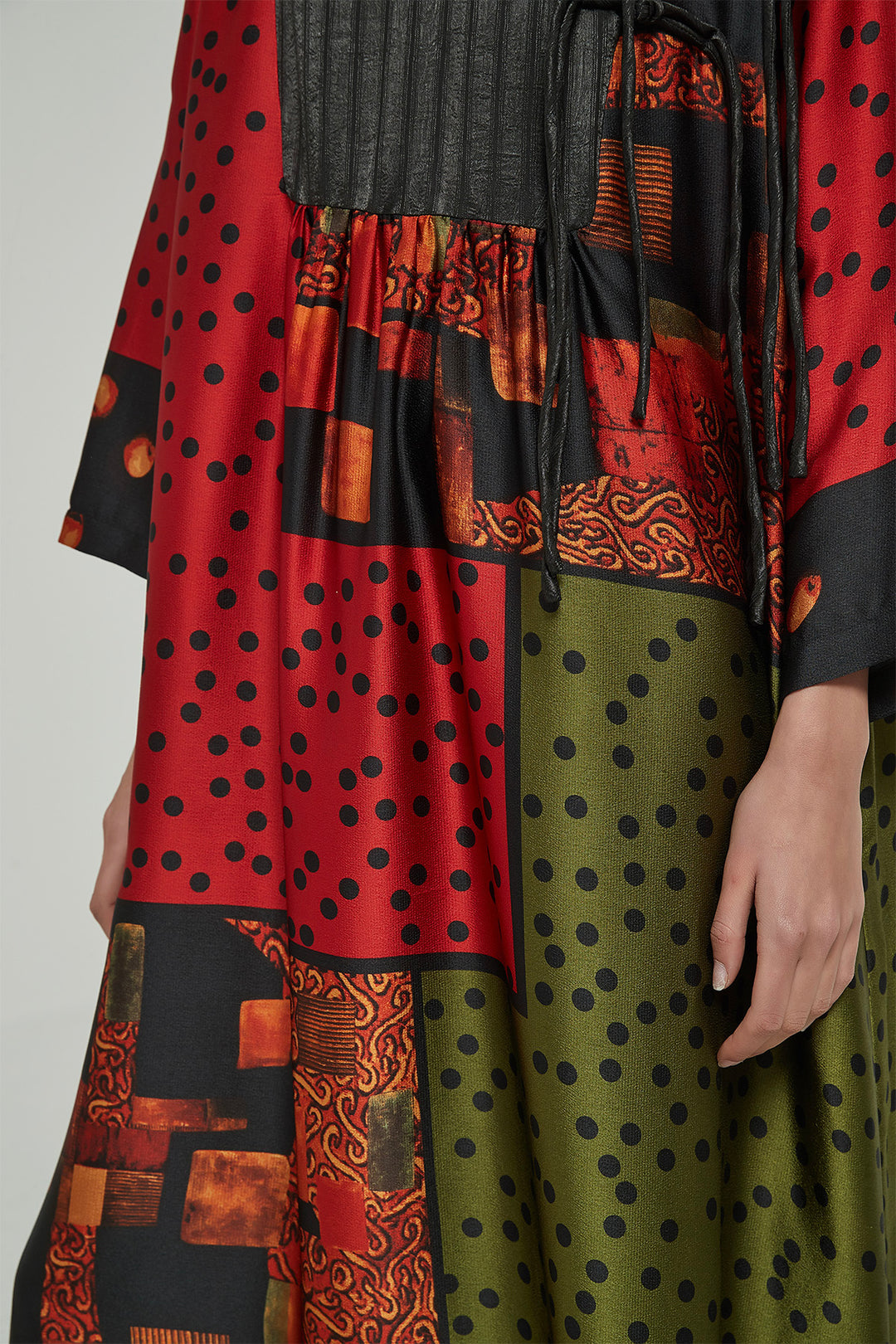 Robe longue en soie à manches longues et épissure de couleur