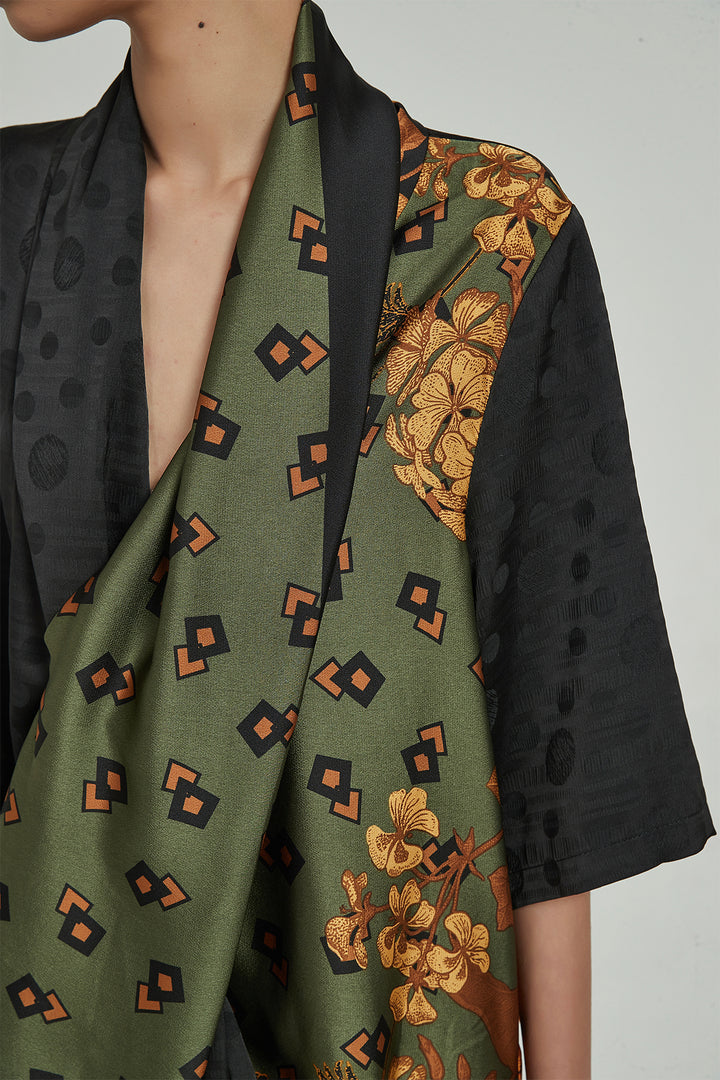 Vestido maxi de seda com estampa frontal cruzada