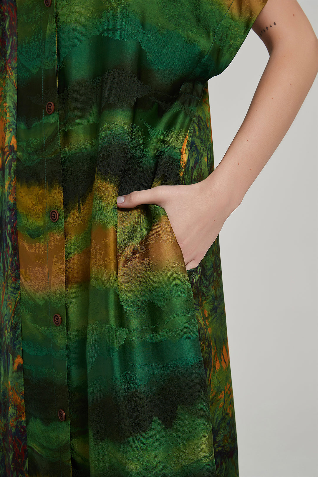 Kurzärmliges Seidenkleid im Designer-Stil