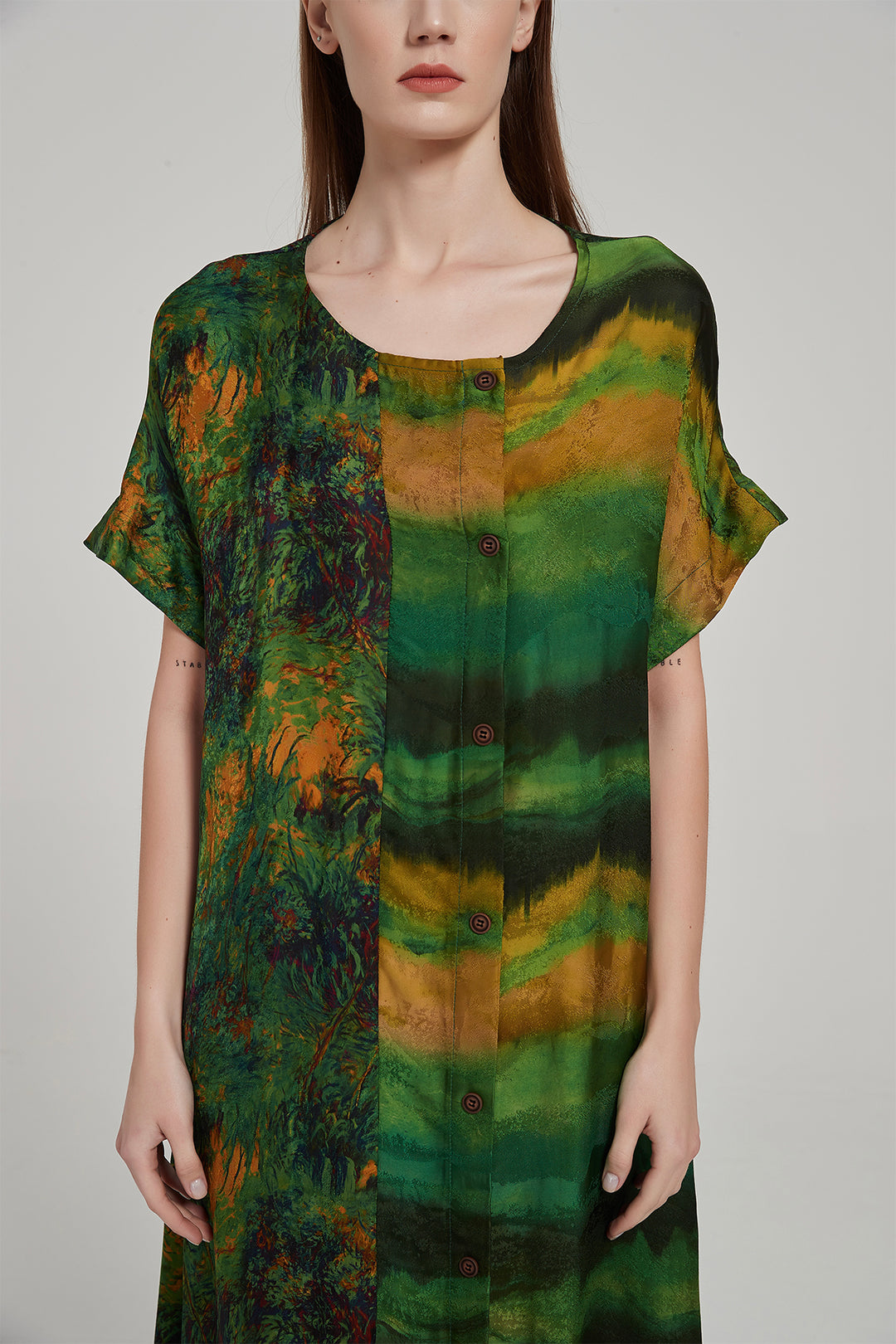 Kurzärmliges Seidenkleid im Designer-Stil