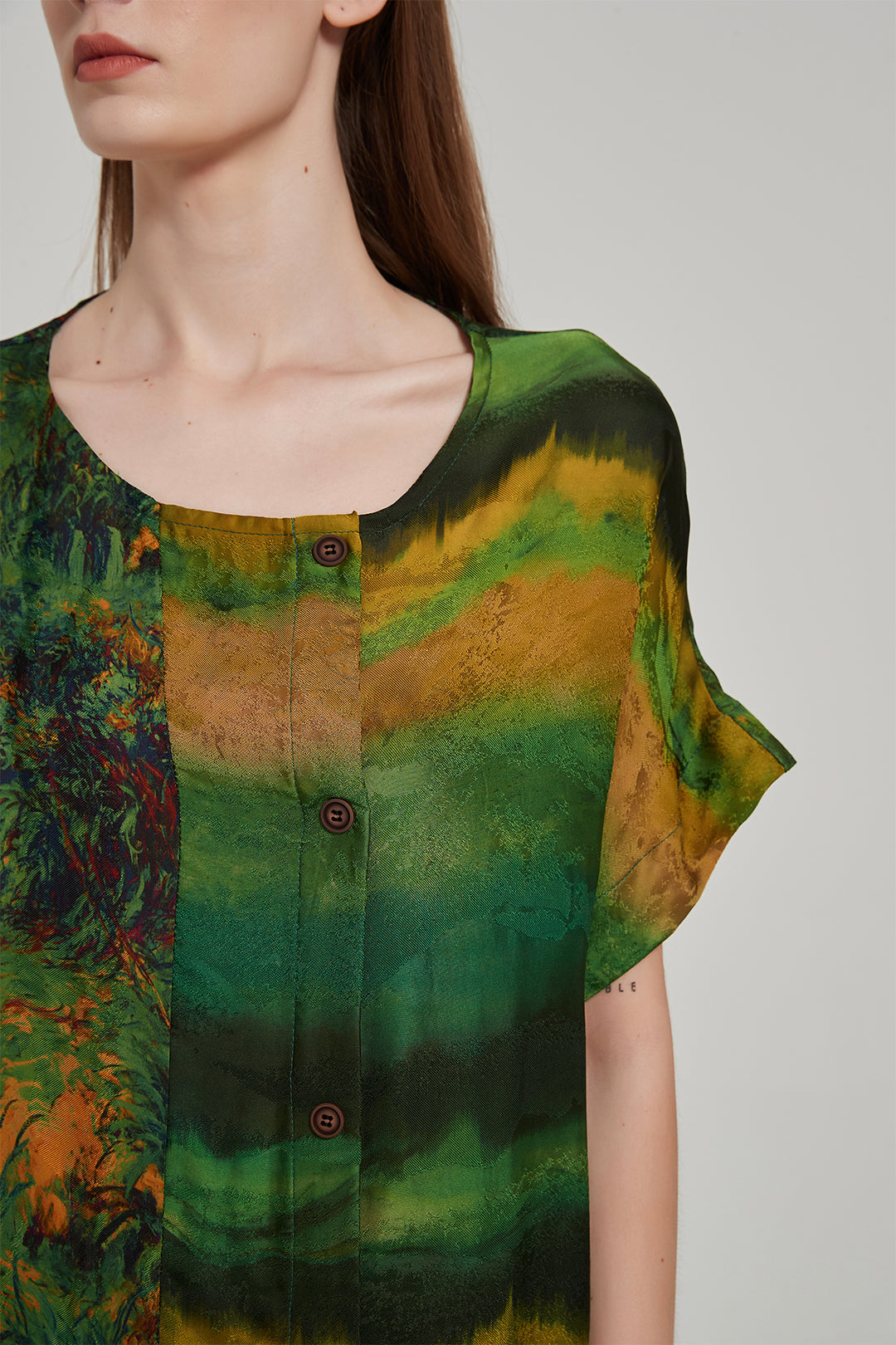 Kurzärmliges Seidenkleid im Designer-Stil