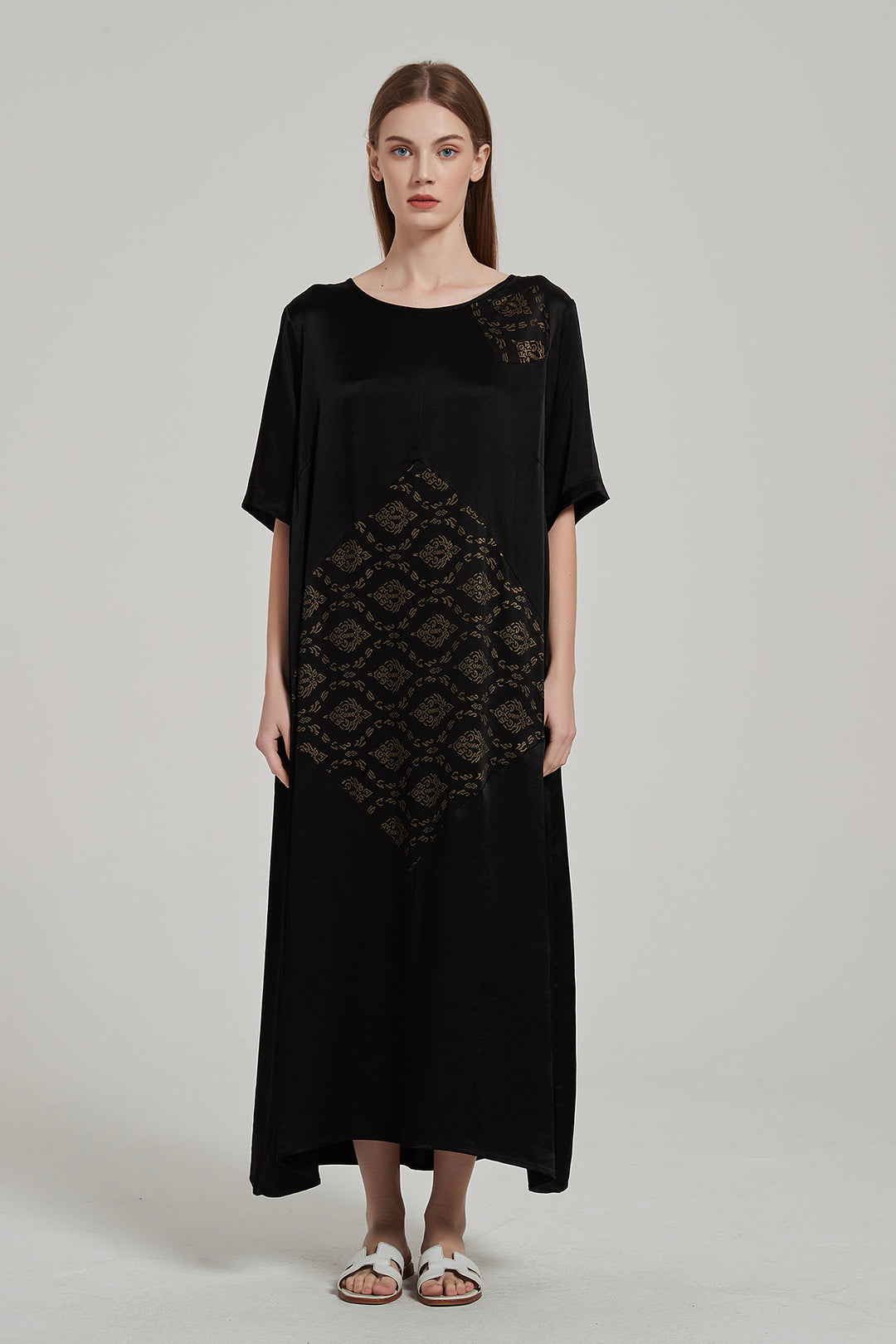 Vestido maxi de seda com estampa retrô elegante e aconchegante