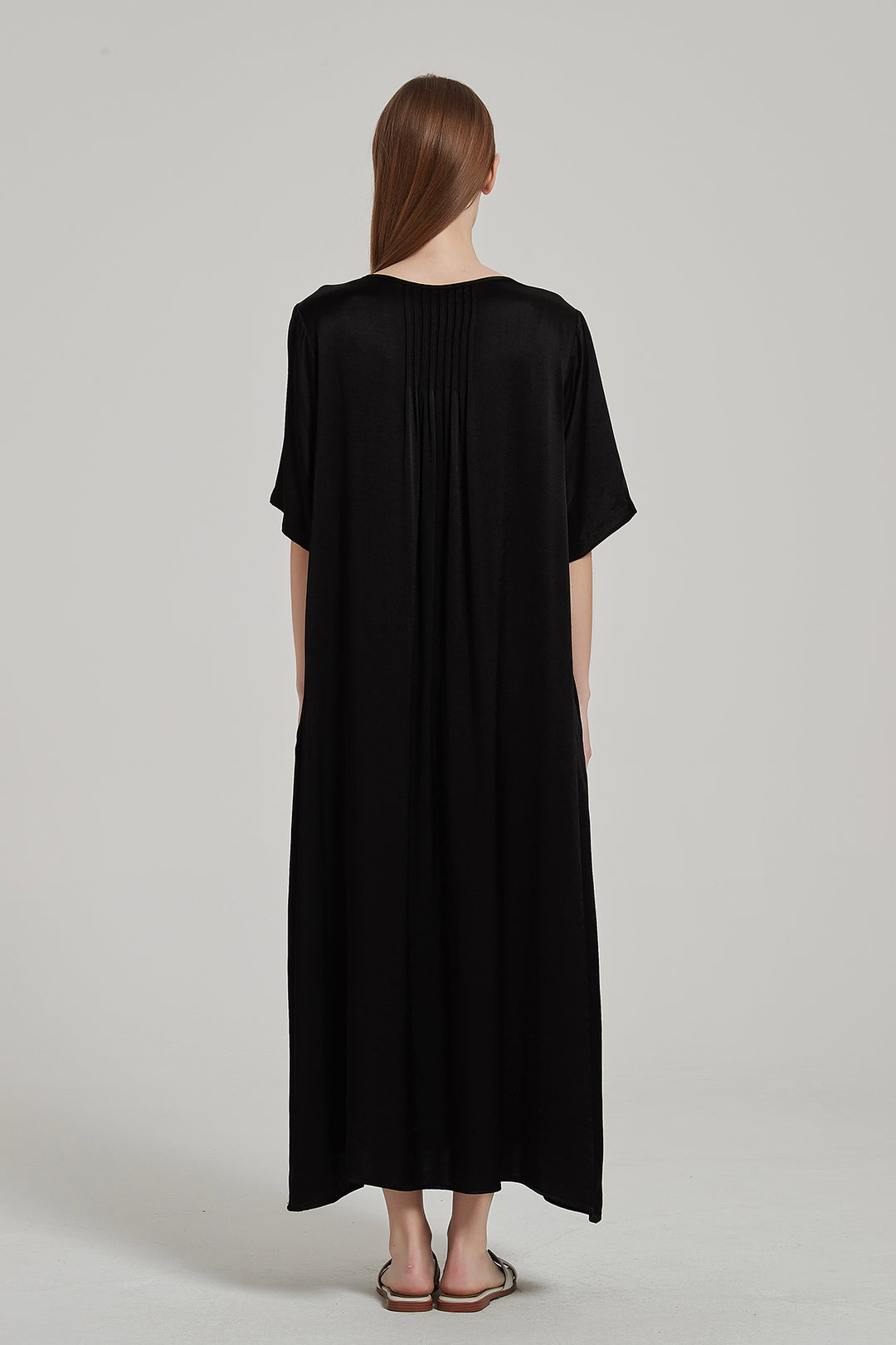 Vestido maxi de seda com estampa retrô elegante e aconchegante