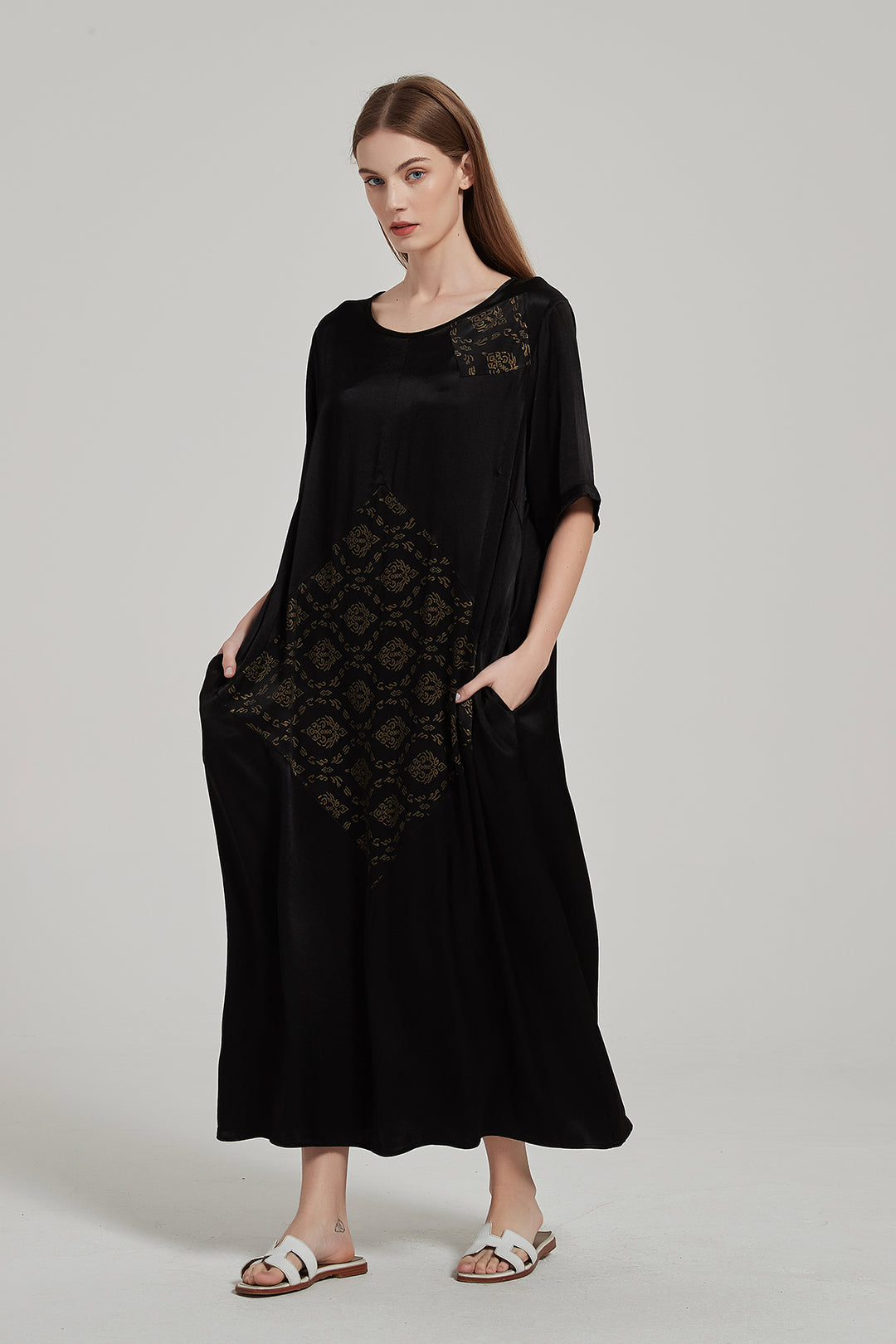 Vestido maxi de seda com estampa retrô elegante e aconchegante