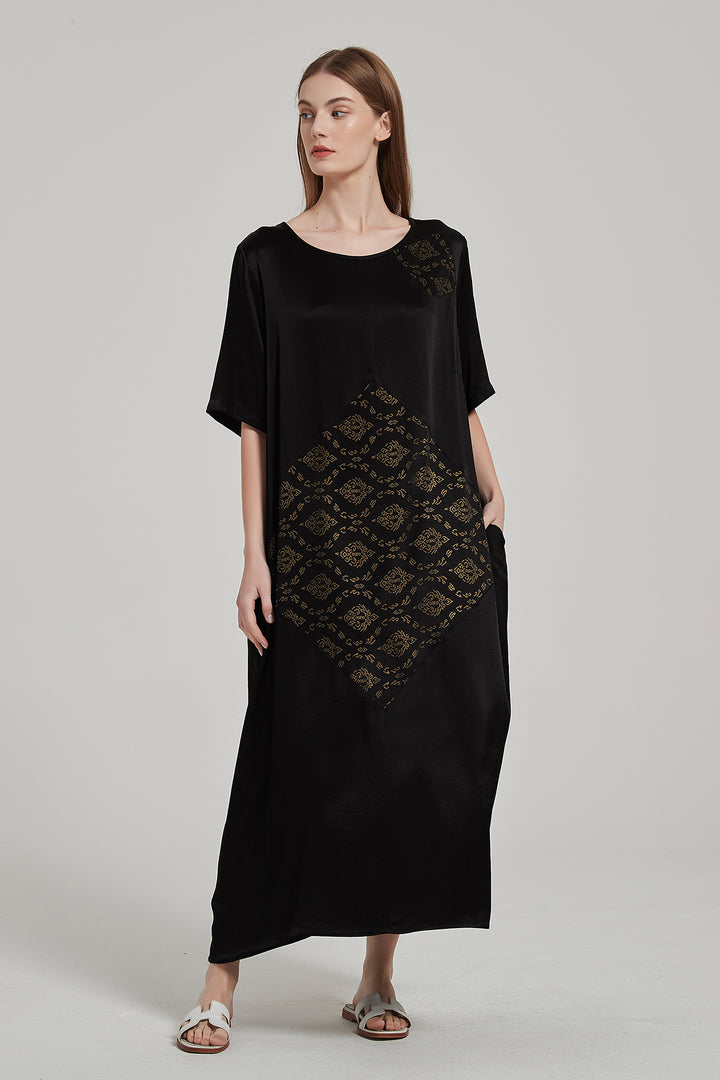 Vestido maxi de seda com estampa retrô elegante e aconchegante