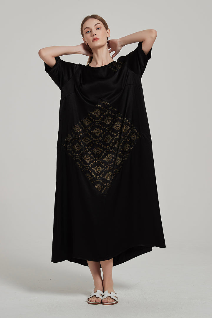 Vestido maxi de seda com estampa retrô elegante e aconchegante