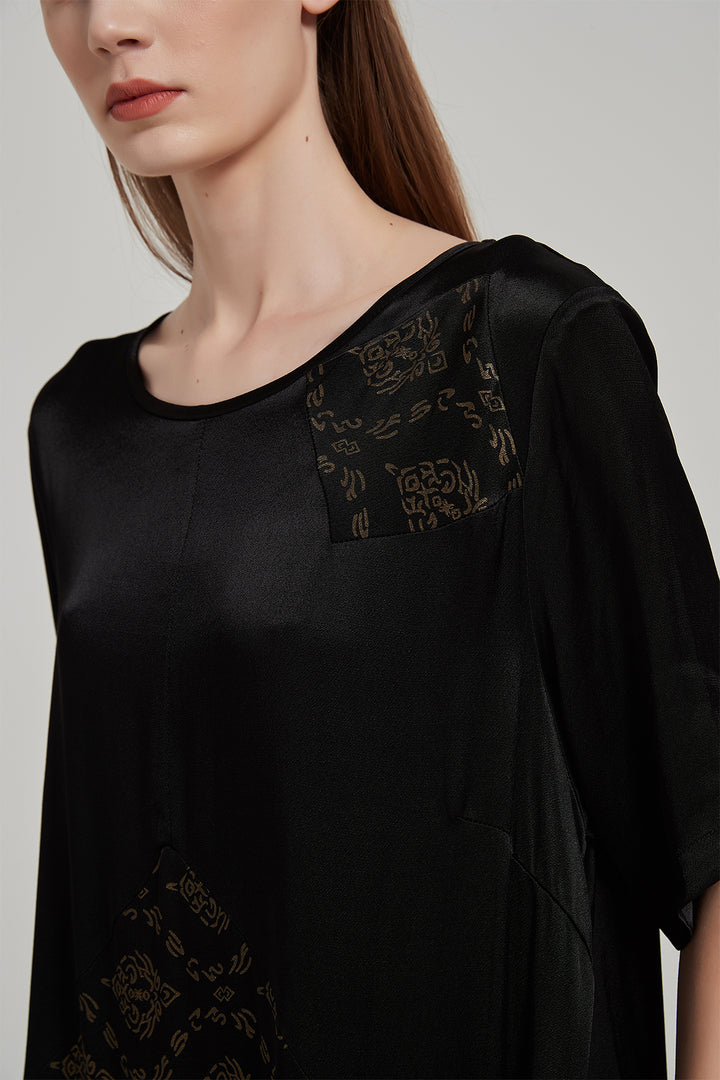 Vestido maxi de seda com estampa retrô elegante e aconchegante