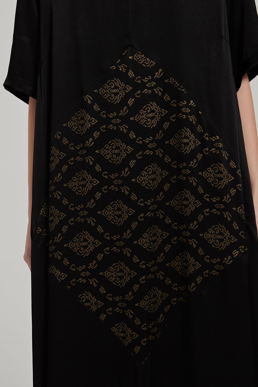 Vestido maxi de seda com estampa retrô elegante e aconchegante