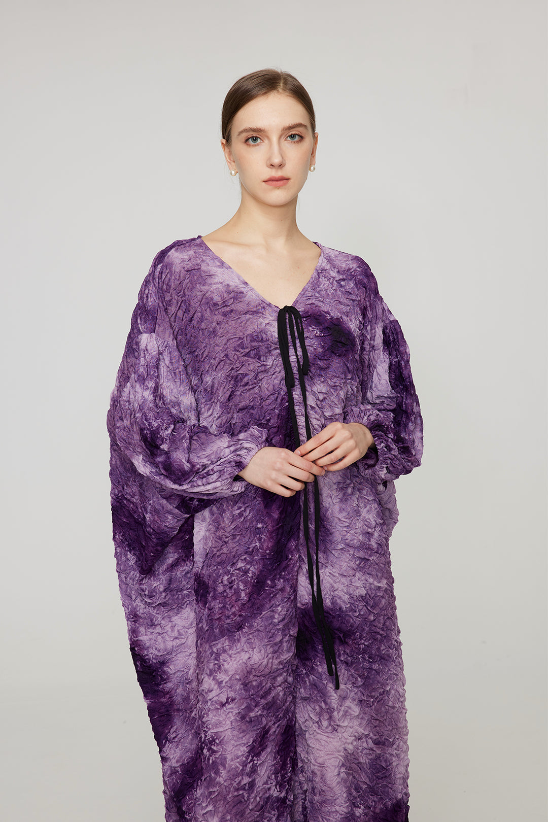 Langärmliges Kleid mit Batik-Kordelzug