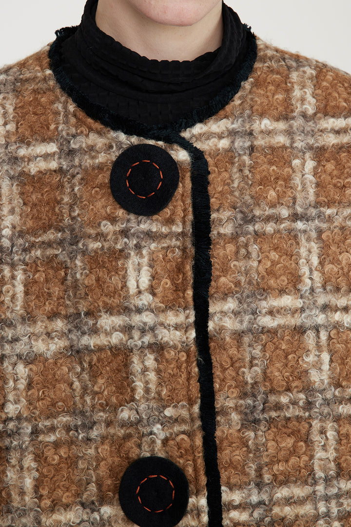 Casaco de lã com grade de botões bordados à mão
