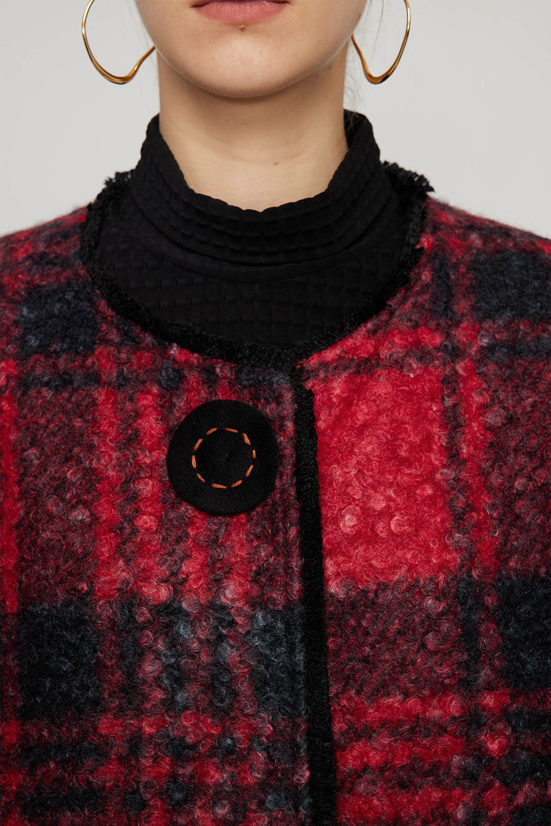 Abrigo de lana con botones bordados a mano