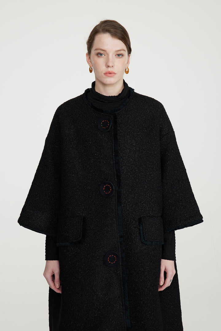 Manteau en laine à grille de boutons brodés fabriqués à la main